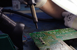 Oprava desky elektronického obvodu